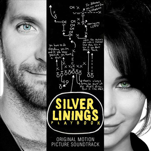 Filmplakát: Férfi és női arcok, játékképletek és szöveg: Silver Linings Playbook.