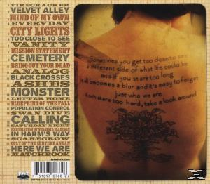 Rückseite eines CD-Covers. Tätowierung auf einem Rücken. Text mit Songtiteln. Farbe ist Sepia.