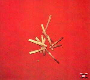 Ein Haufen beige und brauner Holzstäbe auf rotem Hintergrund. Die Stäbe sind verstreut und bilden einen Mittelpunkt.