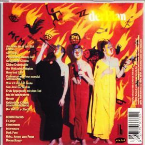 Drei Personen in Clown-Aufmachung stehen vor einem Feuer, auf der Rückseite einer CD-Hülle mit einer Titelliste.