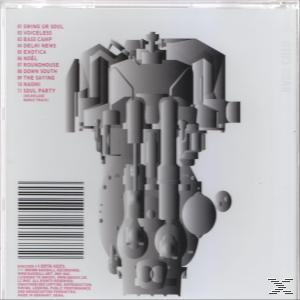 Rückseite einer CD-Hülle mit einer komplexen, grauen, abstrakten Struktur. Barcode unten links. Text unten.