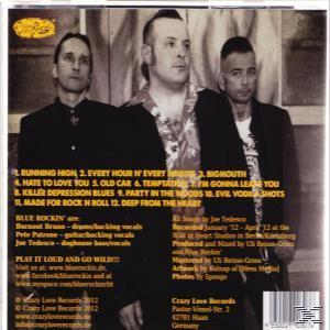 Rückseite eines CD-Gehäuses mit drei Männern, Band-Credits und Songtiteln, mit einem Schwarz-Weiß-Thema.