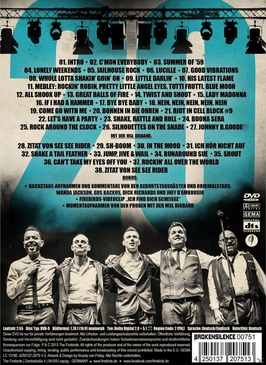 DVD-Cover mit einer Band, die auf der Bühne spielt, mit Songtiteln. Der Hintergrund ist blau mit Bühnenlicht.
