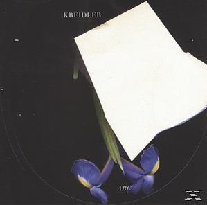 Schwarzer Hintergrund, weißes Rechteck, violette Blumen mit grünen Stielen. Text 'Kreidler' und 'ABC'.