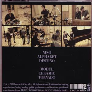 Rückseite eines Albums mit Bandmitgliedern im Studio.