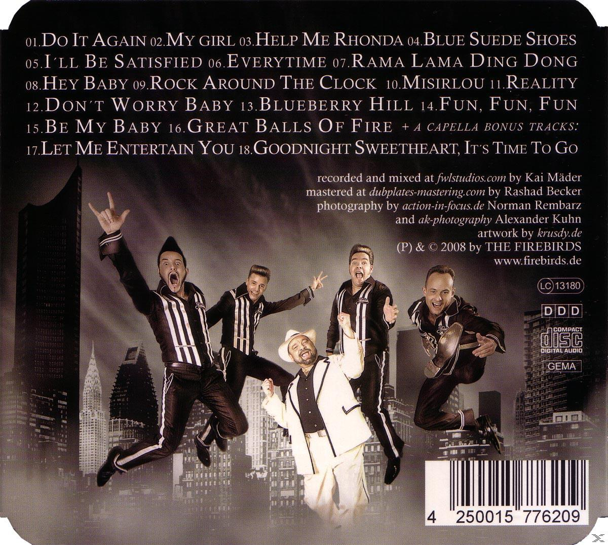 CD-Rückseite mit einer Band, die vor einer Skyline springt. Songtitel sind aufgelistet.