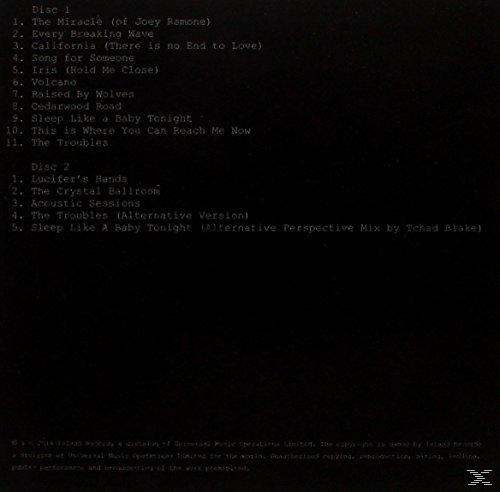 Schwarzer Hintergrund mit weißem Text, der Songtitel auflistet. Disc 1 und Disc 2 sind beschriftet.