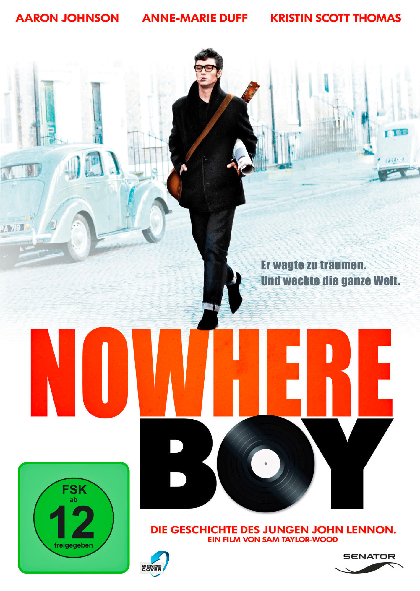 Nowhere Boy Filmcover. Ein Mann mit Gitarre geht auf einer Straße mit einem Auto.