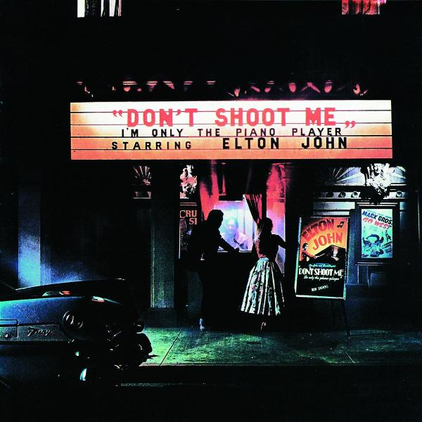 Albumcover für Elton John. Eine Theatermarkise ist mit dem Titel beleuchtet. Leute stehen davor.