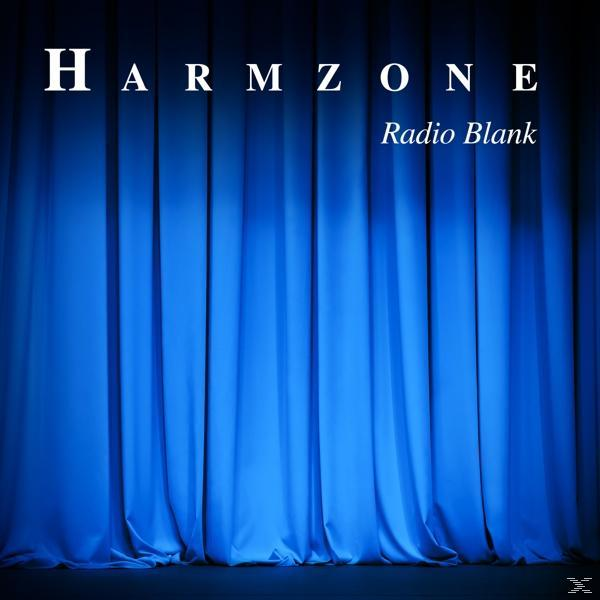 Blaue Bühnenvorhänge mit weißem Text: 'HARMZONE' und 'Radio Blank'.