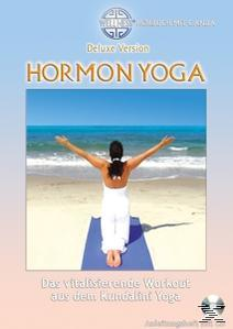 Frau in Weiß auf Yogamatte, Arme gehoben, Strand und Meer im Hintergrund.