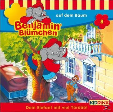 Benjamin Blümchen auf einem Baum. Ein Mann schaut zu dem Elefanten auf.