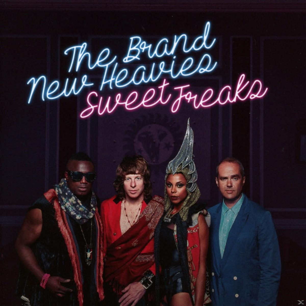 Album borító, 'The Brand New Heavies Sweet Freaks', a zenekar tagjaival neonfényben.