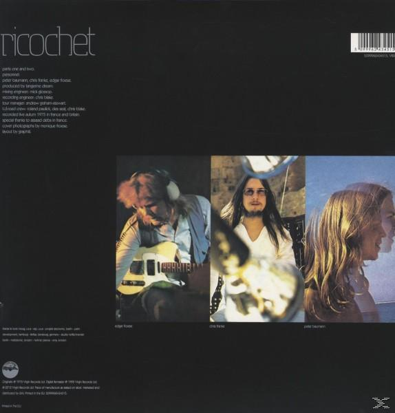 Pochette d'album avec trois images de personnes. Texte blanc et fond noir.