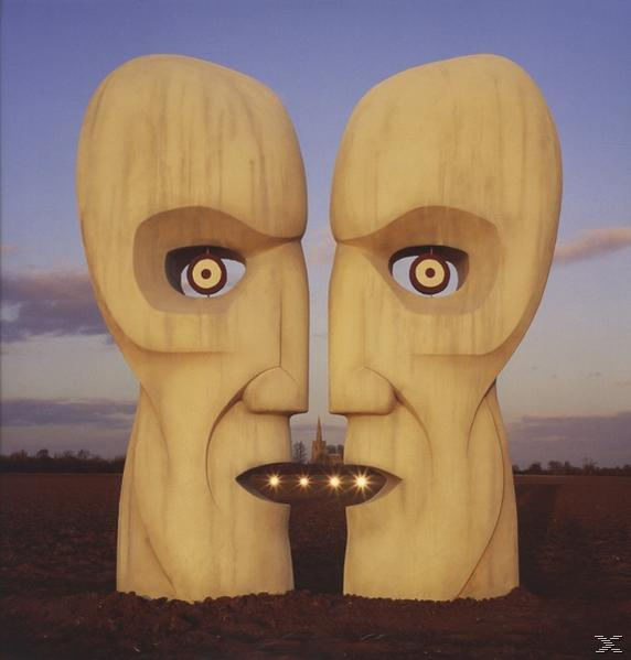Pochette d'album : Deux têtes de pierre face à face. Une église est visible en arrière-plan.