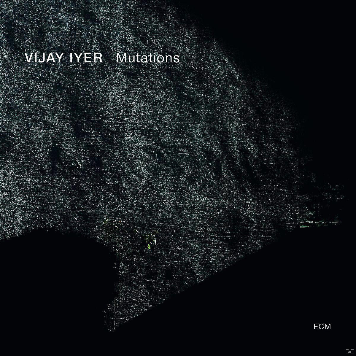 Sötét albumborító, fehér 'VIJAY IYER Mutations' felirattal. Texturált, sötét háttér tölti ki a kép nagy részét.