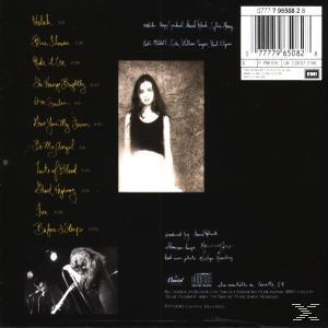 Ein Albumcover mit einer Frau in der Mitte und Text links. Unten links ist eine Band.