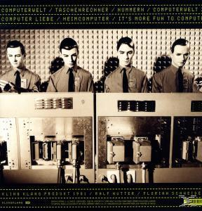 Albumcover mit 4 Männern, die neben Computern stehen, Schwarzweiß.