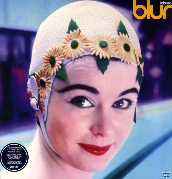 Albumcover: Frau mit Blumen-Badekappe, roter Lippenstift, verschwommener blauer Hintergrund.