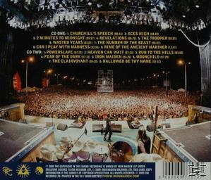 CD-Rückseite mit Titelliste, Bandmitgliedern und einer Menschenmenge. Bühne mit Lichtern und einer Band auf der Bühne.