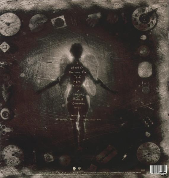 Albumcover mit dunklem Hintergrund, Engelsilhouette und Titelliste. Uhren und andere Gegenstände an den Rändern.