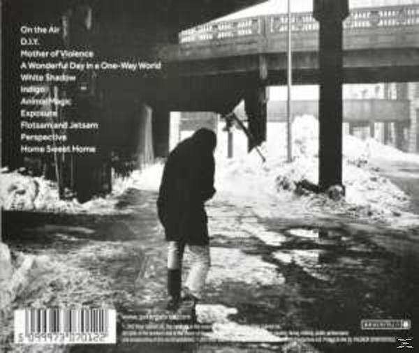 Album-Rückseite. Figur geht auf schneebedecktem Boden. Text und Titelliste.