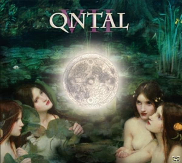Albumcover: Qntal VII. Drei Frauen in der Nähe von Wasser mit hellem Licht im Hintergrund.