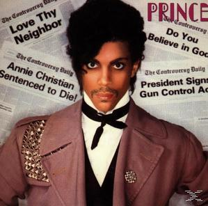 Prince in einem mauvefarbenen Jackett, schwarzer Fliege und weißem Hemd, mit Zeitungsschlagzeilen im Hintergrund.