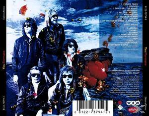 CD-Cover mit Band in Sonnenbrillen, blauem Hintergrund und Titelliste.