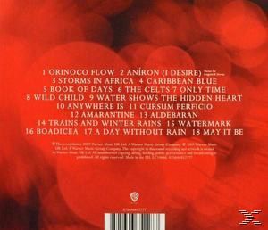 Rückseite der CD-Hülle: Titelliste mit verschwommenem roten Hintergrund. Weißer Text auf verschwommenem roten Hintergrund.