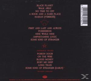 CD-Cover, dunkelroter Hintergrund mit weißem Text. Songtitel und Bandname, Barcode rechts.