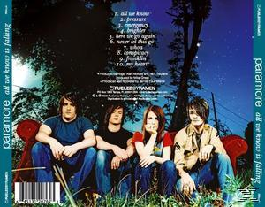 CD-Cover von Paramore, Bandmitglieder sitzen auf einem Sofa. Grün-blauer Hintergrund.
