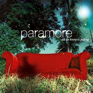 Albumcover. Ein rotes Sofa steht im Gras. Der Hintergrund ist ein Baum und ein Vollmond. Der Text ist weiß.
