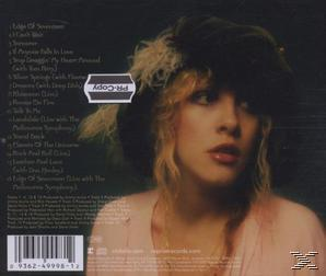 Rückseite einer CD mit einer Frau, einem Hut und einer Trackliste. Die Frau schaut in die Kamera.
