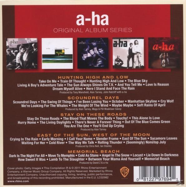Albumcover mit einer Collage aus Bildern und Text.