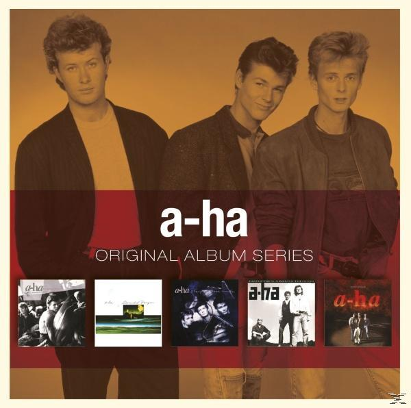 A-ha Albumcover, mit den Bandmitgliedern und Albumcovern mit gelbem Hintergrund.