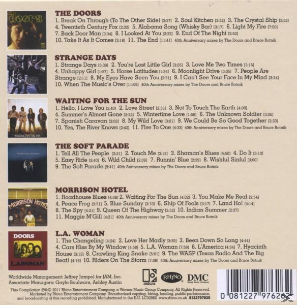 CD-Cover mit Text und Fotos von Bandmitgliedern mit mehreren Songtiteln.