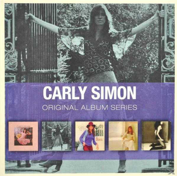 Carly Simon Albumcover. Eine Frau steht an einem Tor, fünf kleinere Albumcover darunter.