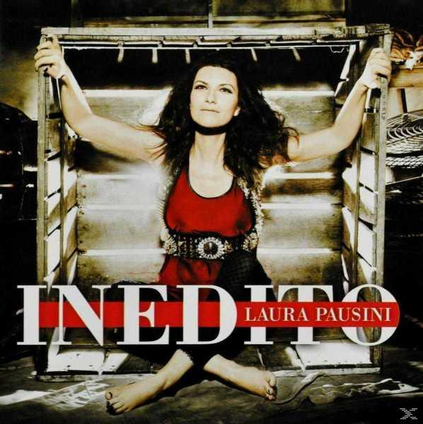 Frau in einer Holzkiste. Text sagt 'Inedito Laura Pausini'.