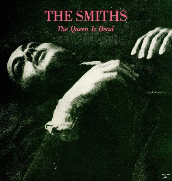 Pochette d'album : Une photo en noir et blanc d'une personne allongée, avec le titre 'The Smiths The Queen Is Dead'.