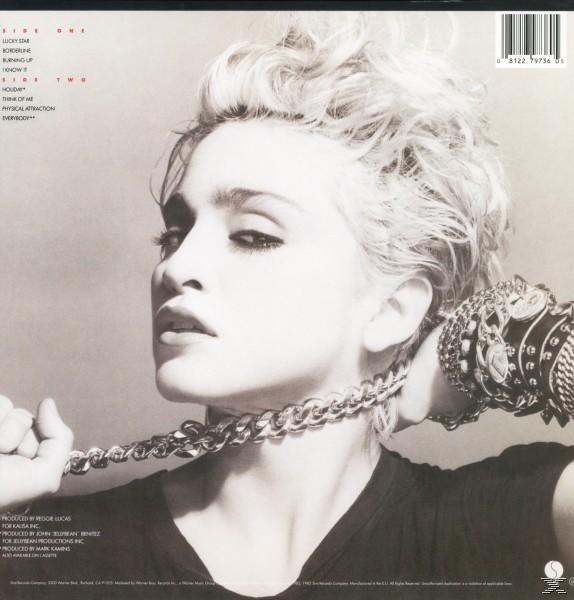 Madonna mit Kette, schwarzem Oberteil, Kette um den Hals.