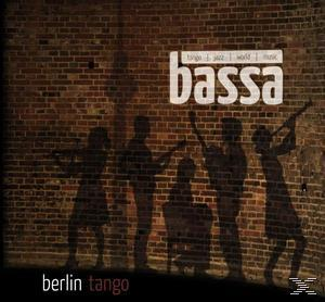 Albumcover mit Bandsilhouetten an einer Backsteinmauer, das Wort 'bassa' ist sichtbar.