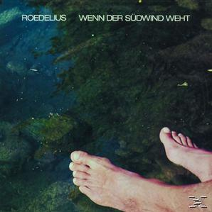 Füße im Wasser mit Text, 'Wenn Der Sudwind Weht' oben. Dunkles Wasser mit Felsen.