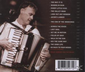 Rückseite eines Albumcovers mit einem Mann, der Akkordeon spielt, und einer Titelliste. Brauner Hintergrund.