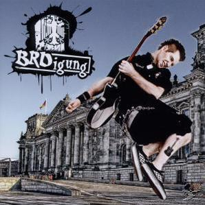 Albumcover mit einem Mann, der Gitarre spielt, vor einem Gebäude mit Graffiti.