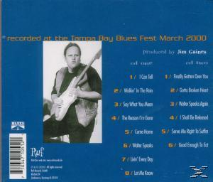 Album-Rückseite mit Mann mit Gitarre, Trackliste an der Seite, blauer Hintergrund.