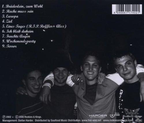 Vier junge Männer posieren lächelnd, Arme umeinander, auf der Rückseite einer CD-Hülle mit Songtiteln.
