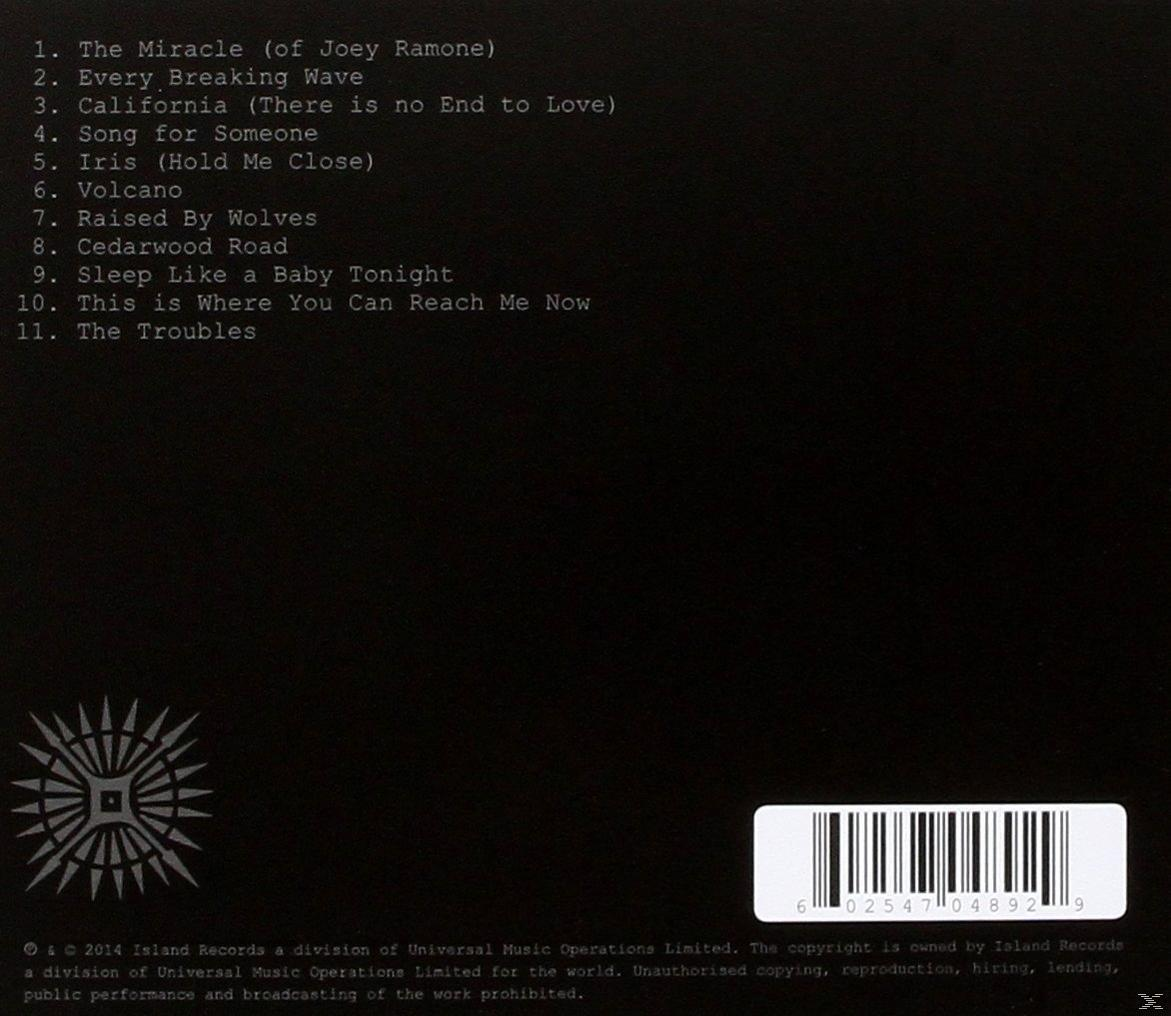 CD-Rückseite mit einer Liste von Liedern auf schwarzem Hintergrund.