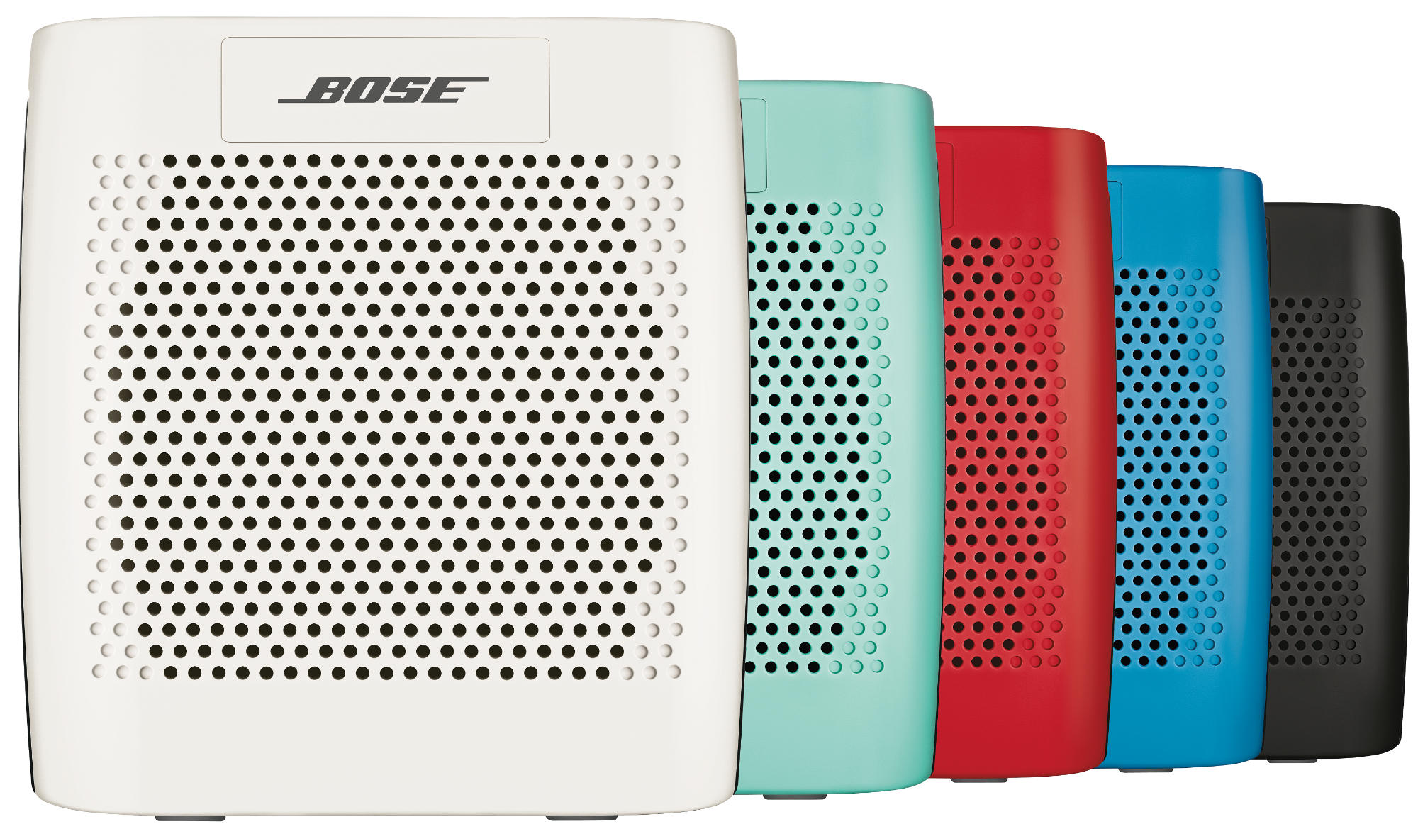Fünf bunte Bose-Lautsprecher. Weiß, Türkis, Rot, Blau und Schwarz. Jeder hat eine perforierte Front und das Bose-Logo.