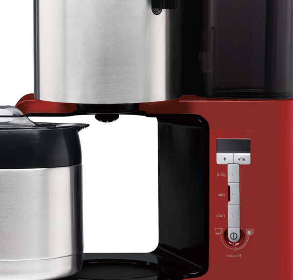Eine rot-schwarze Kaffeemaschine mit digitaler Anzeige und Bedienelementen an der Seite.